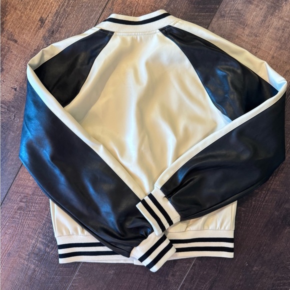 ✨ Anthropologie Varsity Bomber Jacket – Cream & Black ✨
Size Small - Picture 7 of 7